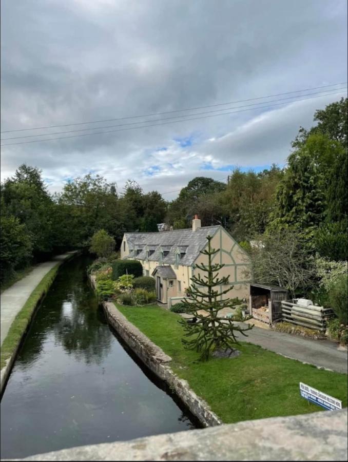 Canalside Cottage In The Heart Of Llangollen. Eksteriør billede